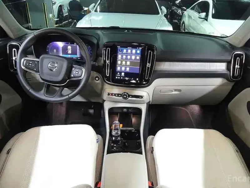 2024 Volvo XC40 с пробегом 12 872 км
