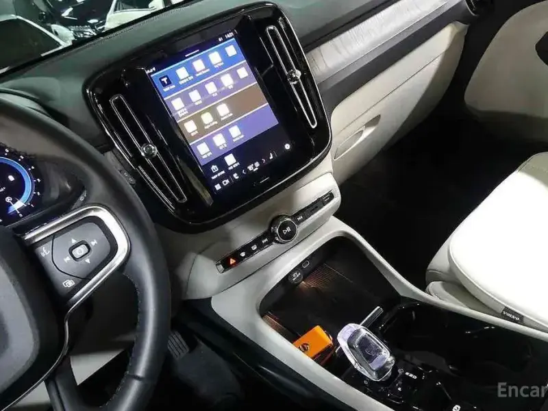 2024 Volvo XC40 с пробегом 12 872 км