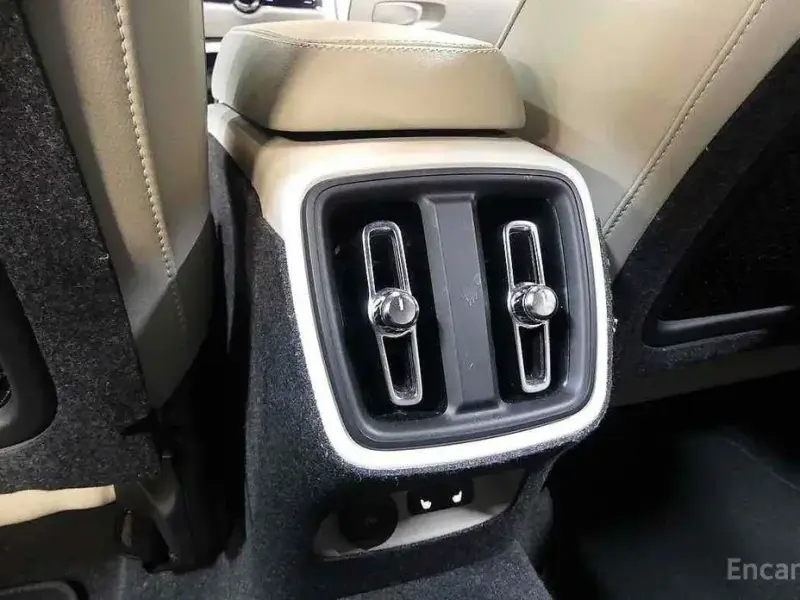 2024 Volvo XC40 с пробегом 12 872 км