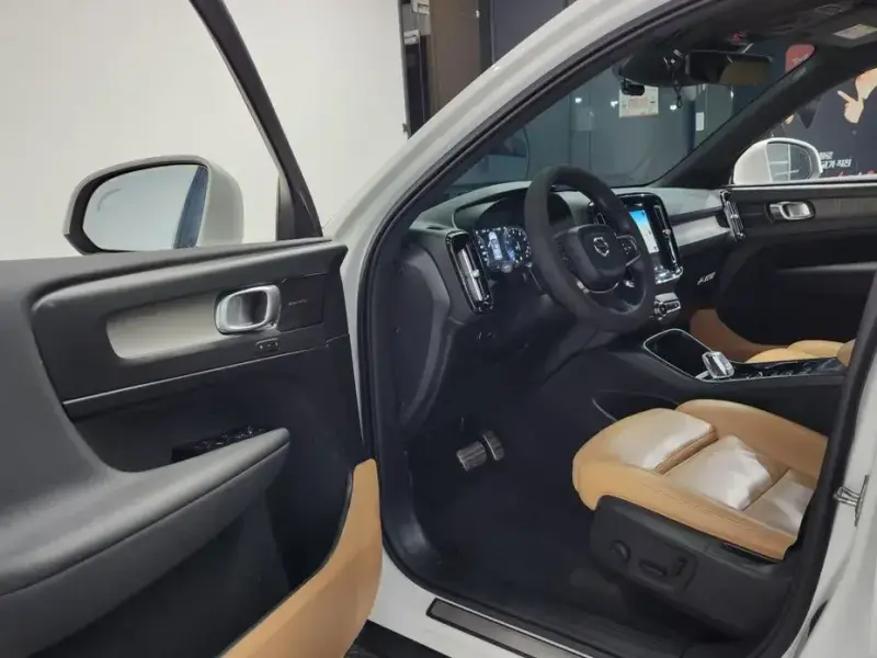 2021 Volvo XC40 с пробегом 33 513 км