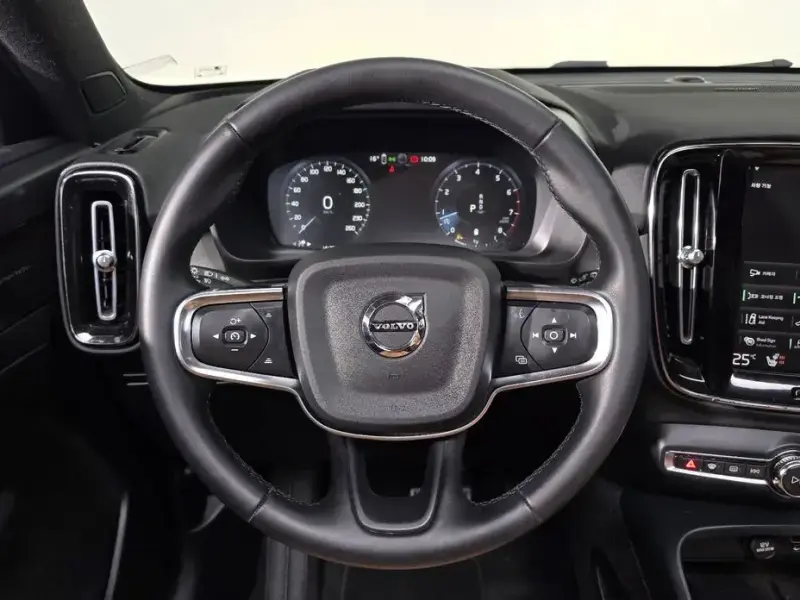 2022 Volvo XC40 с пробегом 14 135 км