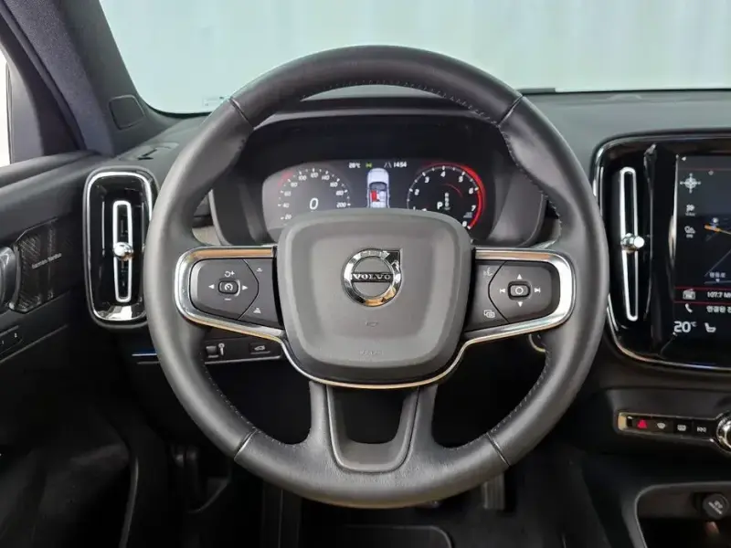 2020 Volvo XC40 с пробегом 28 871 км