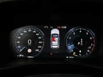 2021 Volvo XC40 с пробегом 74 360 км