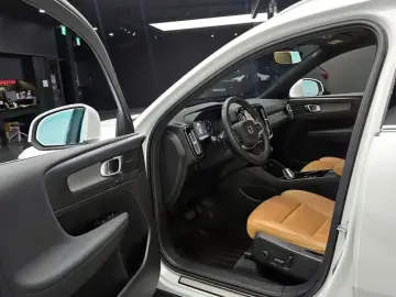 2021 Volvo XC40 с пробегом 74 360 км