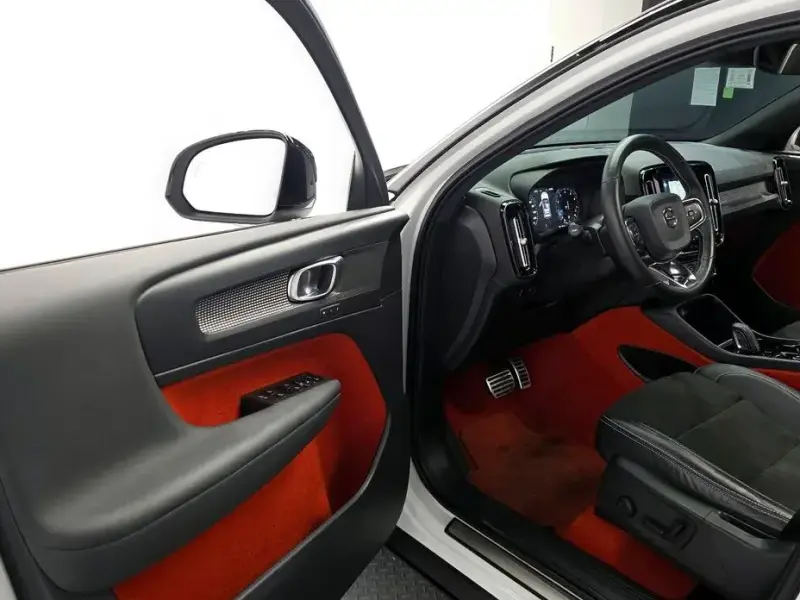 2020 Volvo XC40 с пробегом 49 623 км