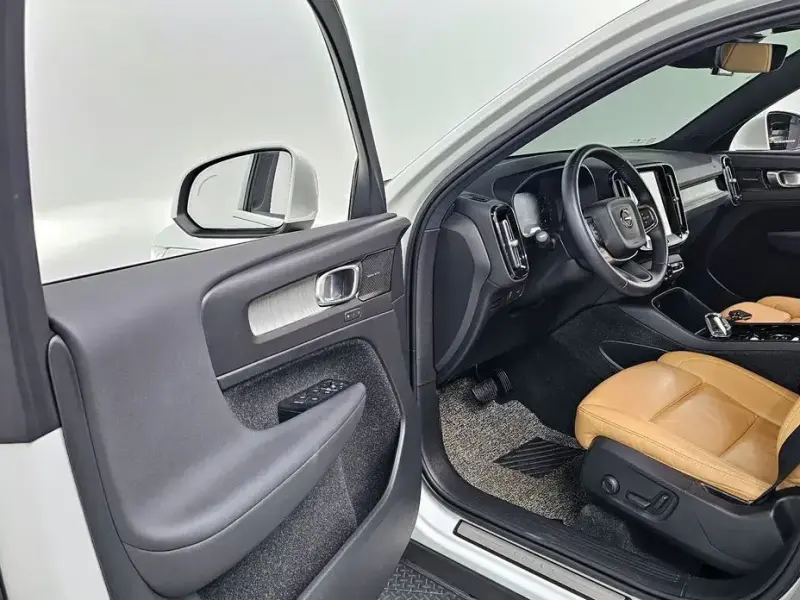 2021 Volvo XC40 с пробегом 32 099 км