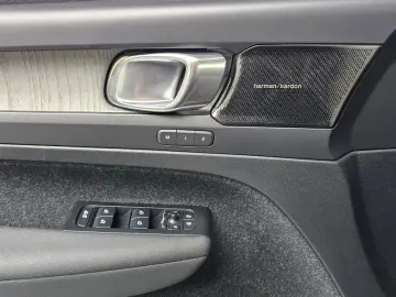 2021 Volvo XC40 с пробегом 32 099 км