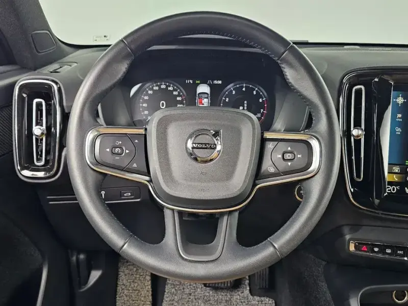 2021 Volvo XC40 с пробегом 32 099 км