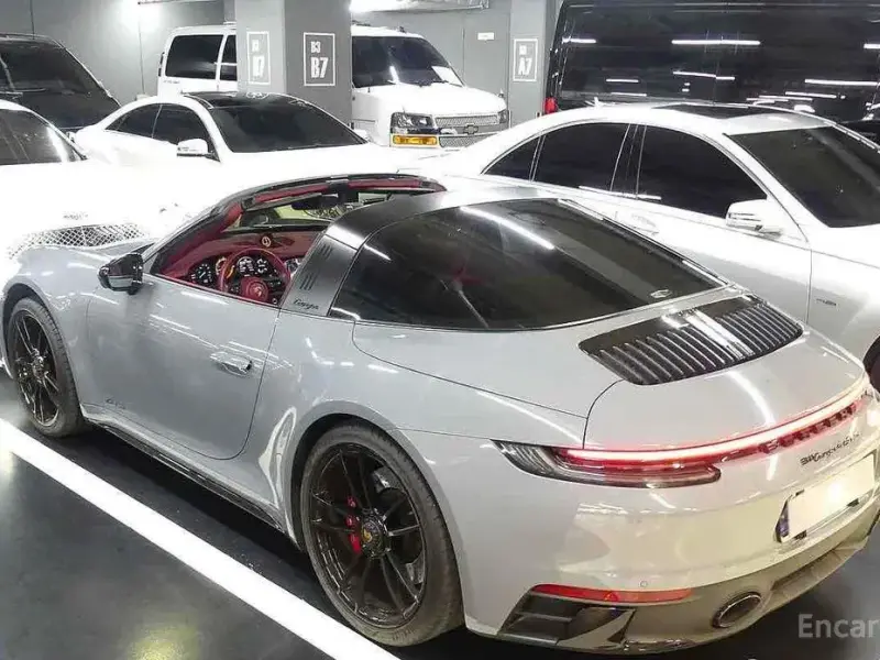 2023 Porsche 911 с пробегом 12 000 км