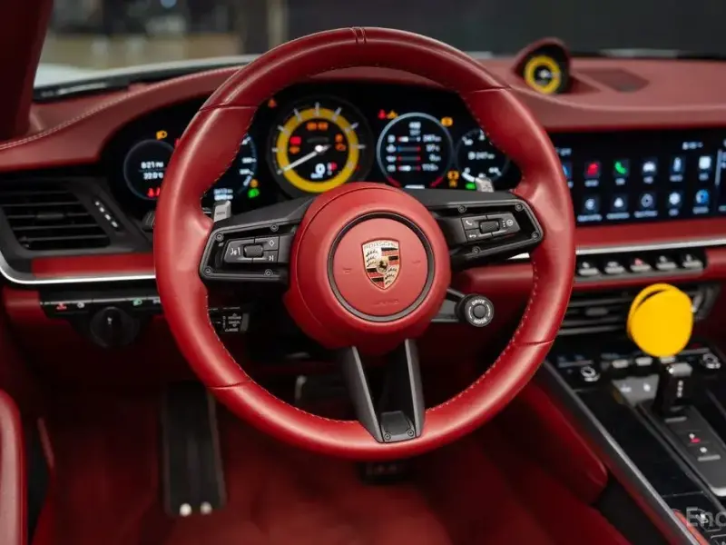 2023 Porsche 911 с пробегом 9 000 км