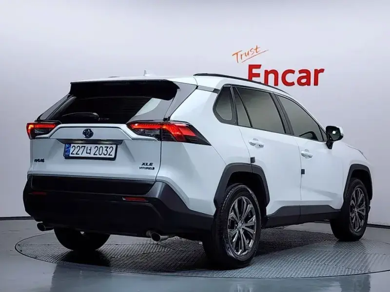 2024 Toyota RAV4 с пробегом 25 758 км