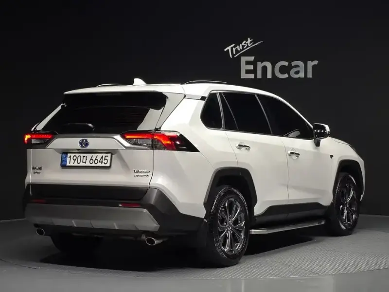 2024 Toyota RAV4 с пробегом 14 997 км