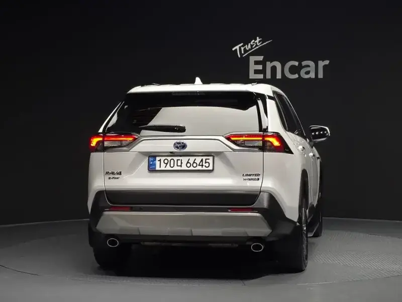 2024 Toyota RAV4 с пробегом 14 997 км