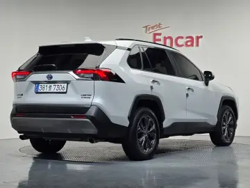 2024 Toyota RAV4 с пробегом 31 477 км