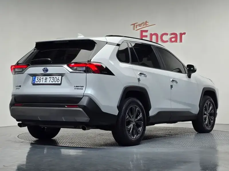 2024 Toyota RAV4 с пробегом 31 477 км
