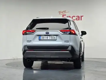 2024 Toyota RAV4 с пробегом 31 477 км