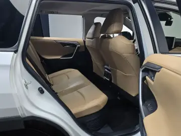 2024 Toyota RAV4 с пробегом 31 477 км