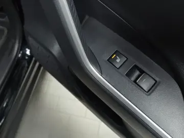 2023 Toyota RAV4 с пробегом 33 877 км