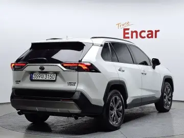 2024 Toyota RAV4 с пробегом 43 074 км