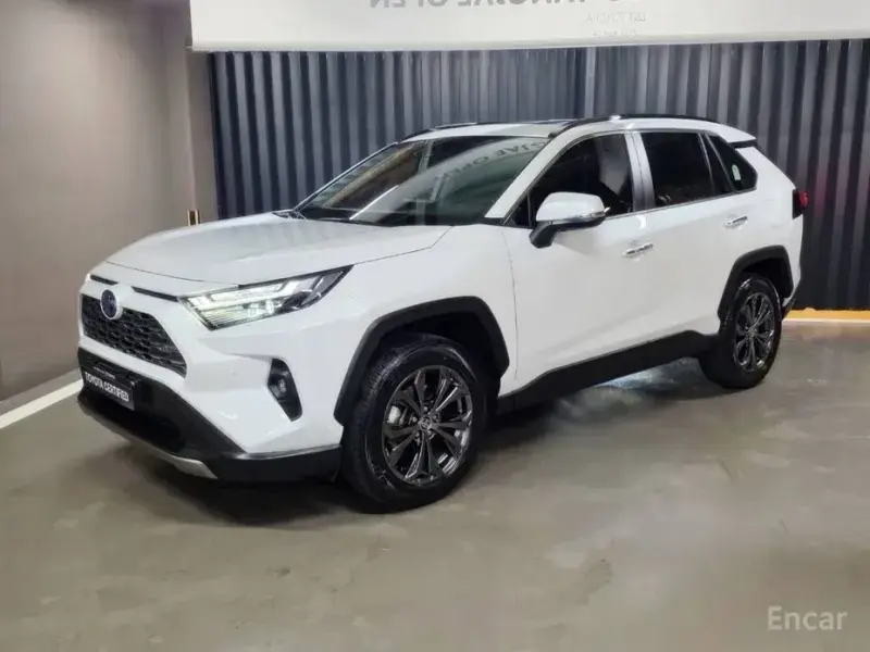 2024 Toyota RAV4 с пробегом 8 634 км