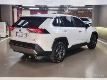 2024 Toyota RAV4 с пробегом 8 634 км