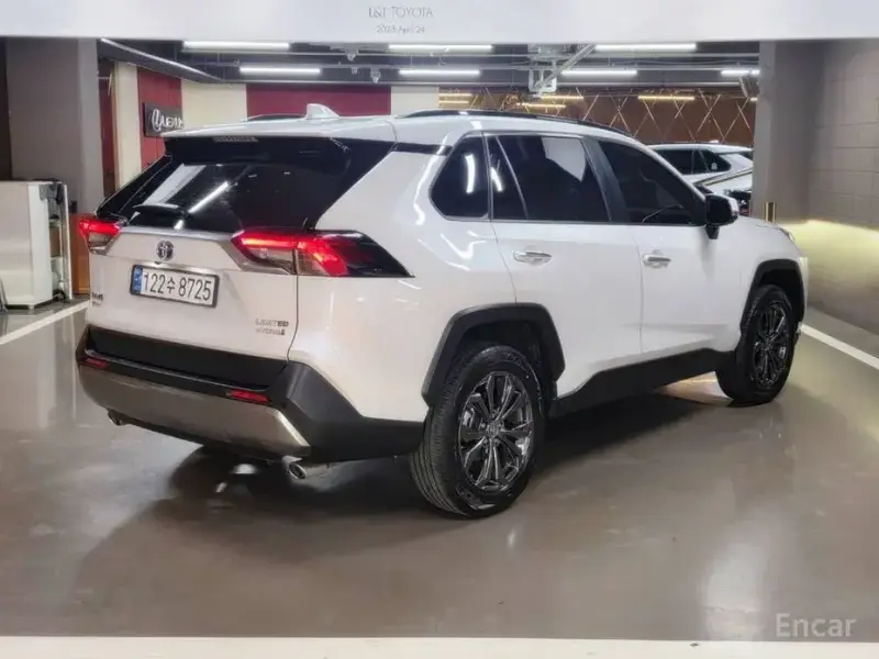 2024 Toyota RAV4 с пробегом 8 634 км