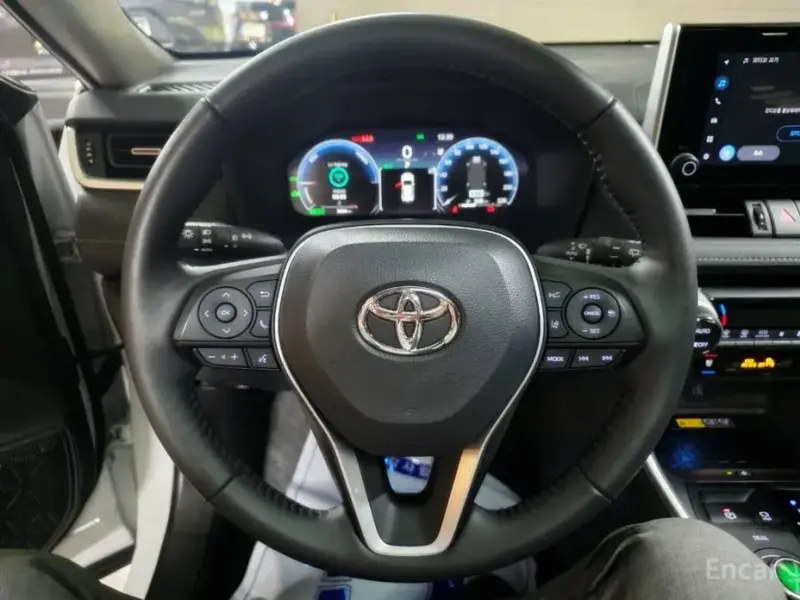 2024 Toyota RAV4 с пробегом 8 634 км