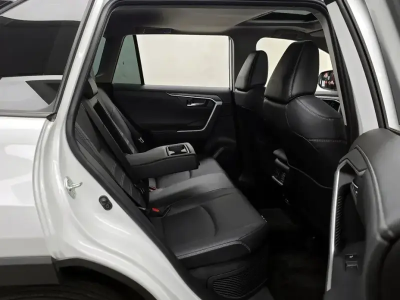 2024 Toyota RAV4 с пробегом 8 426 км