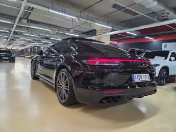 2023 Porsche Panamera с пробегом 12 000 км