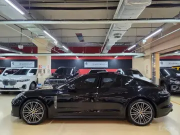 2023 Porsche Panamera с пробегом 12 000 км