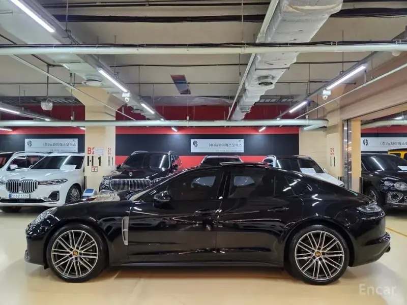 2023 Porsche Panamera с пробегом 12 000 км