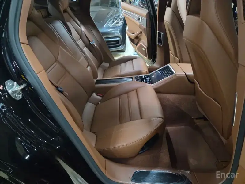 2023 Porsche Panamera с пробегом 12 000 км