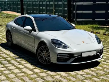 2023 Porsche Panamera с пробегом 18 300 км