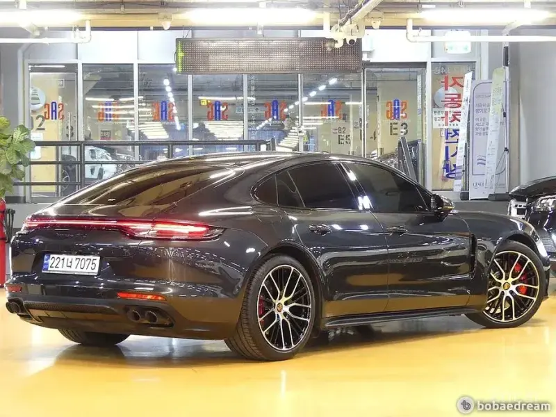 2023 Porsche Panamera с пробегом 28 000 км