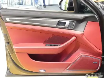 2023 Porsche Panamera с пробегом 28 000 км