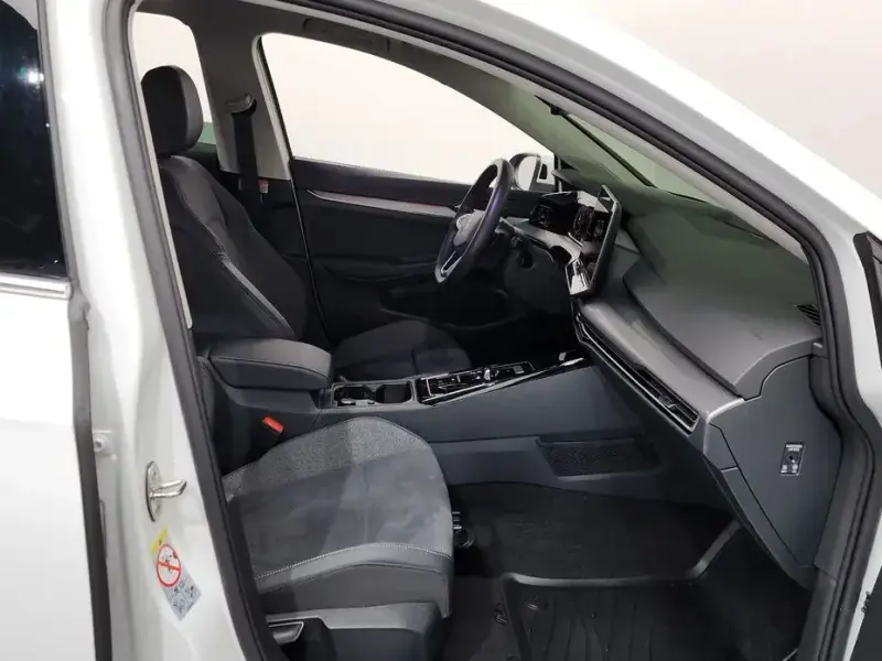 2025 Volkswagen Golf с пробегом 24 677 км
