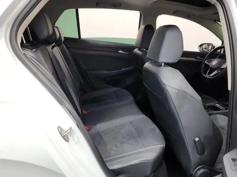 2025 Volkswagen Golf с пробегом 24 677 км