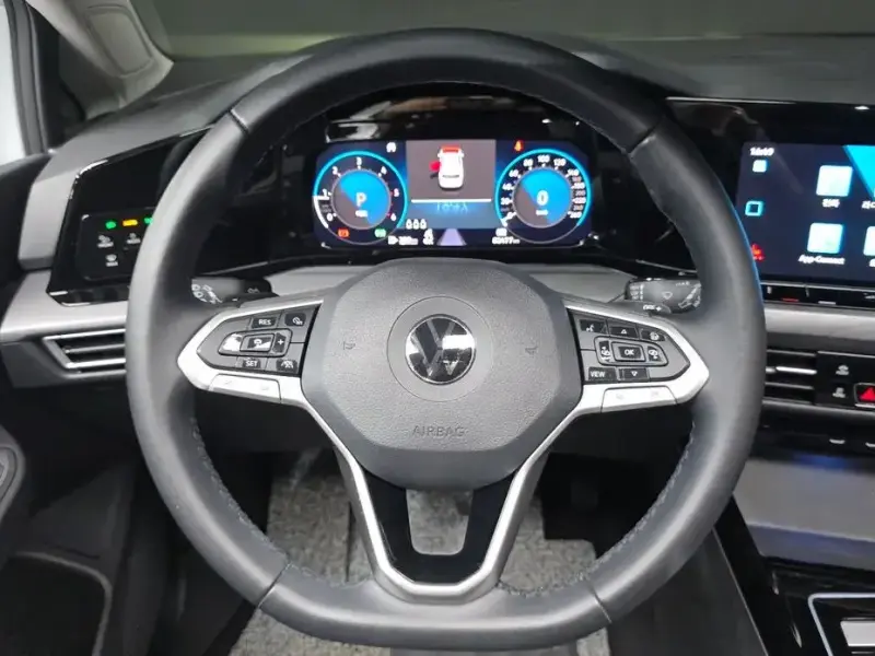 2023 Volkswagen Golf с пробегом 82 477 км
