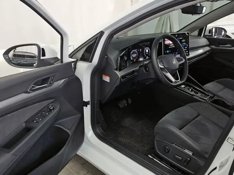2025 Volkswagen Golf с пробегом 17 587 км