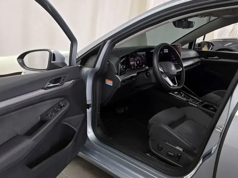 2025 Volkswagen Golf с пробегом 15 951 км