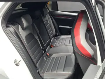 2024 Volkswagen Golf с пробегом 27 074 км