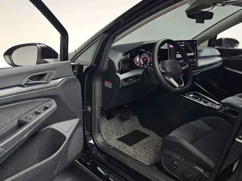 2025 Volkswagen Golf с пробегом 13 721 км