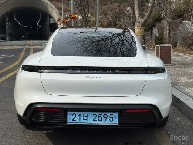 2023 Porsche Taycan с пробегом 11 200 км