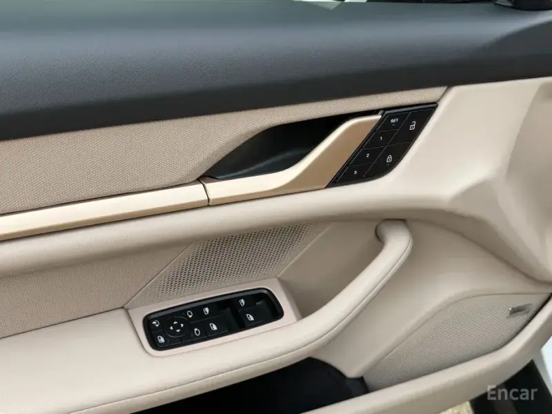 2023 Porsche Taycan с пробегом 11 200 км