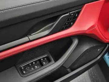 2023 Porsche Taycan с пробегом 13 274 км