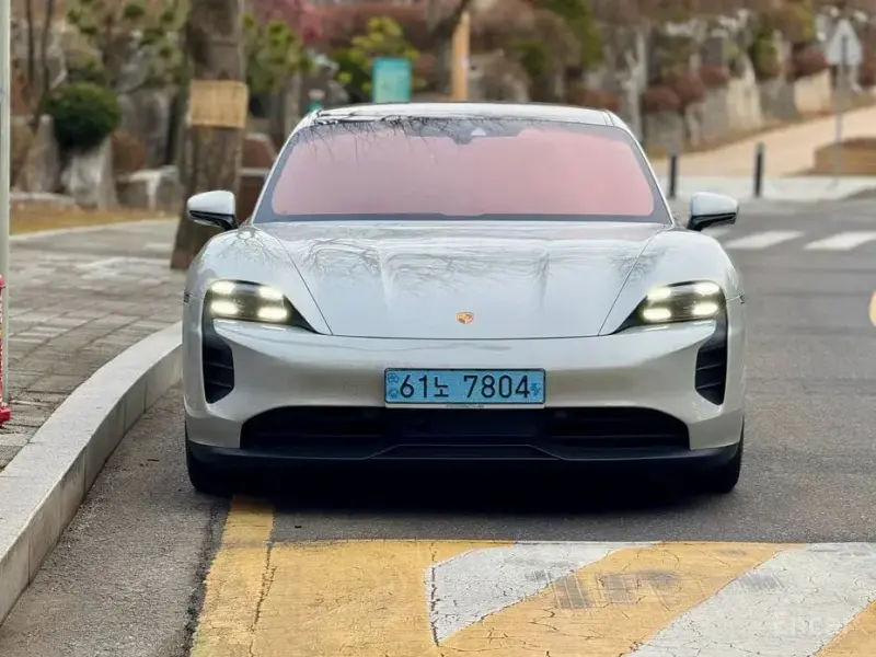 2022 Porsche Taycan с пробегом 14 900 км