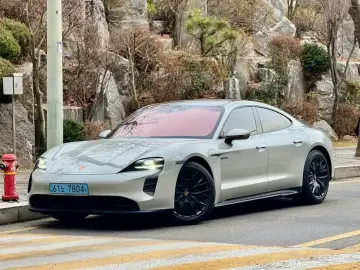 2022 Porsche Taycan с пробегом 14 900 км
