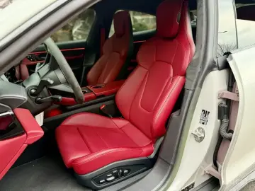 2022 Porsche Taycan с пробегом 14 900 км