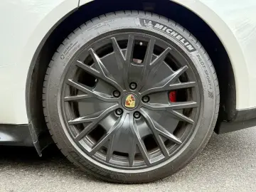 2022 Porsche Taycan с пробегом 14 900 км