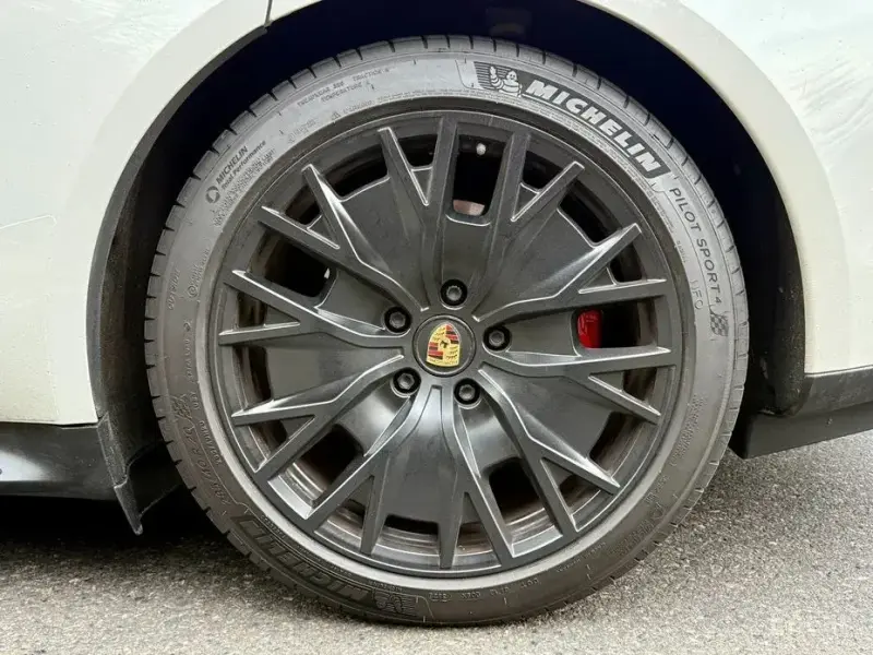 2022 Porsche Taycan с пробегом 14 900 км